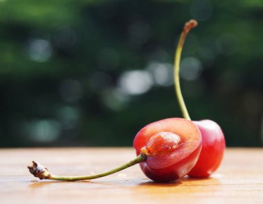 Doğal bir arka planda kiraz meyvesi