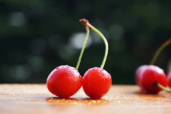 Kirschfrüchte Auf Einem Hintergrund Der Natur — Stockfoto