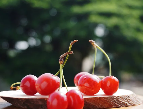 Kirschfrüchte Auf Einem Hintergrund Der Natur — Stockfoto