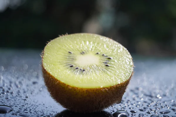 Kiwi Fructe Tăiate Într Fundal Natural — Fotografie, imagine de stoc