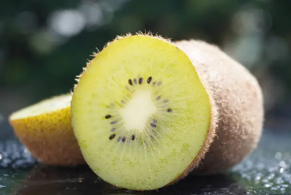 Kiwi Fruit Snijd Een Natuur Achtergrond — Stockfoto