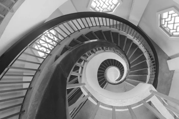 螺旋形楼梯 形似五边形螺旋形 有高对比度的黑色 白色和灰色阴影 图库图片