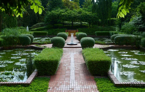 Kebun Inggris Formal Dengan Pagar Yang Dipangkas Rapi Dan Kolam Stok Foto