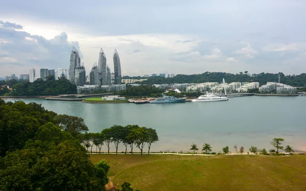 新加坡Sentosa岛附近Keppel Bay地区的Keppel岛及其游艇码头 免版税图库图片