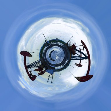 Geceleri petrol sahasının 360 derecelik görüntüsü, geceleri petrol pompaları, petrol sahası, akşamları petrol pompaları çalışıyor.