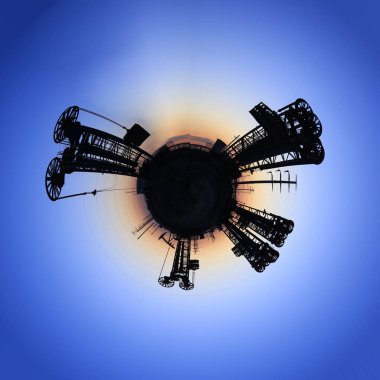 Geceleri petrol sahasının 360 derecelik görüntüsü, geceleri petrol pompaları, petrol sahası, akşamları, petrol pompaları çalışıyor, 360 derecelik panorama