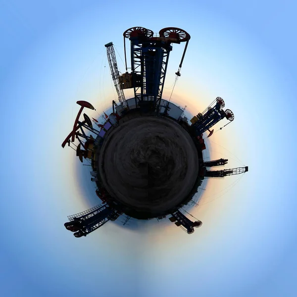 夜の油田360度の眺め 夜の油田ポンプ 夜の油田サイト 油ポンプが稼働しており 360度のパノラマ — ストック写真