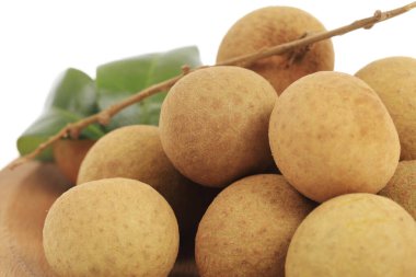 Longan, beyaz arka planda izole edilmiş taze Longan