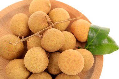 Longan, beyaz arka planda izole edilmiş taze Longan