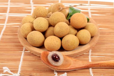 Longan, beyaz arka planda izole edilmiş taze Longan
