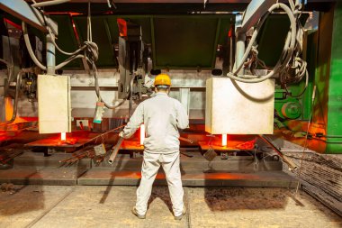 Çelik fabrikasındaki işçiler, çelik fabrikasındaki işçiler