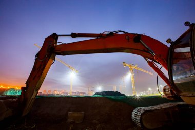 Geceleri kazıcı, akşamları kazıcılar inşaat alanındaydılar.