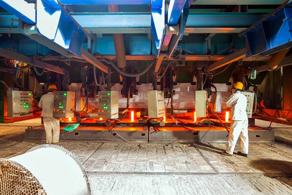 Los Trabajadores Fábrica Acero Están Trabajando Los Trabajadores Taller Fabricación — Foto de Stock
