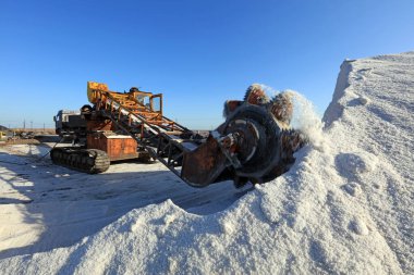 Makine, hasat edilen tuzu konveyör bandına yerleştirip yıkadı. Tuz üretim ekipmanları, bir tuz fabrikasının teçhizatı ve tuz stoğu
