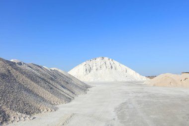 Deniz tuzu üretimi. Bir tuz fabrikasının tuz, teçhizat ve tuz stokunu tedavi etmek için makineler