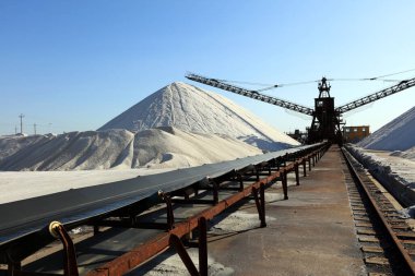 Deniz tuzu üretimi. Bir tuz fabrikasının tuz, teçhizat ve tuz stokunu tedavi etmek için makineler