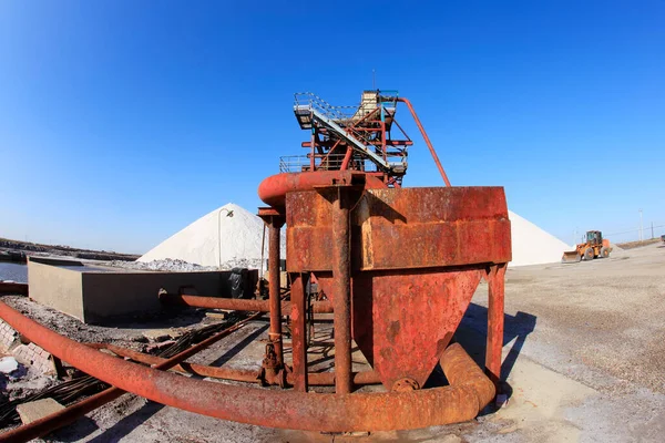 海塩生産 塩の処理のための機械 塩工場の設備及び塩在庫 — ストック写真