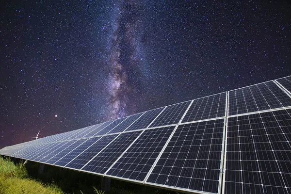 Paneles Solares Fotovoltaicos Vía Láctea Paneles Solares Fotovoltaicos Por Noche Fotos de stock libres de derechos