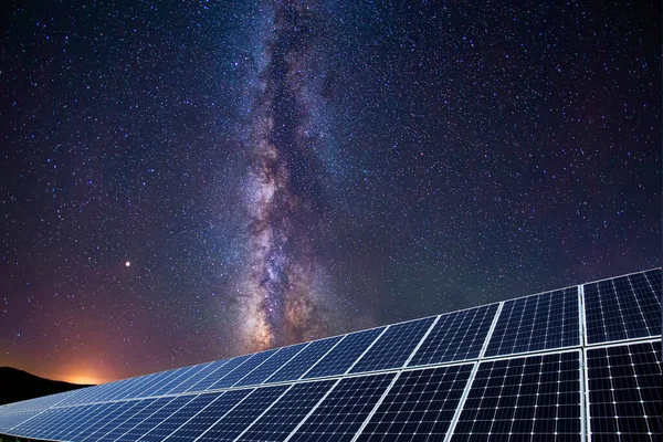 Panneaux Solaires Photovoltaïques Voie Lactée Panneaux Solaires Photovoltaïques Nuit Images De Stock Libres De Droits