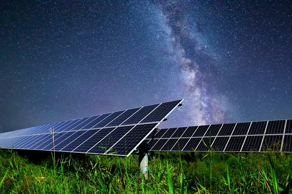 Paneles Solares Fotovoltaicos Vía Láctea Paneles Solares Fotovoltaicos Por Noche Fotos de stock