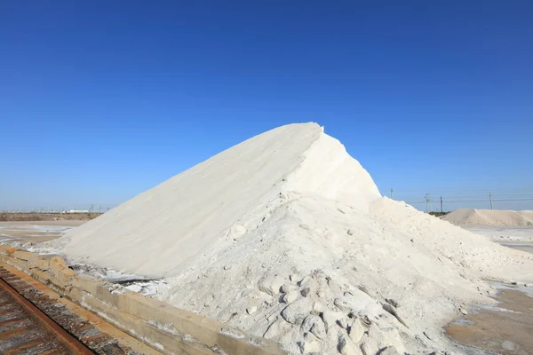 Havssaltproduktion Maskiner Och Apparater För Behandling Salt Utrustning Och Saltförråd Stockbild