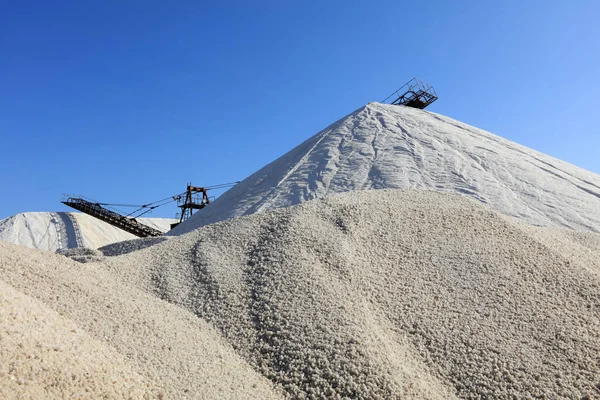 Havssaltproduktion Maskiner Och Apparater För Behandling Salt Utrustning Och Saltförråd Stockbild