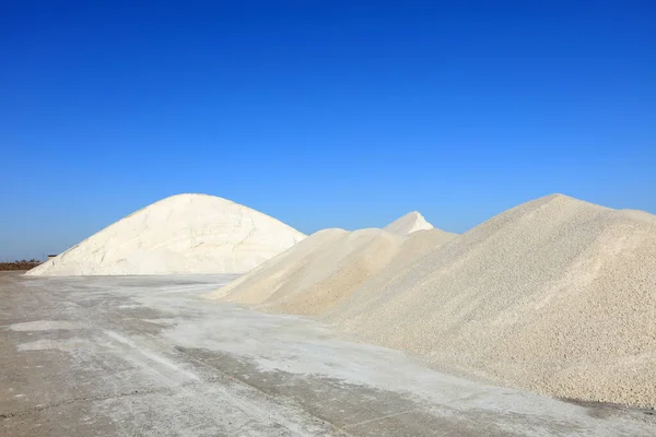 Havssaltproduktion Maskiner Och Apparater För Behandling Salt Utrustning Och Saltförråd Stockfoto