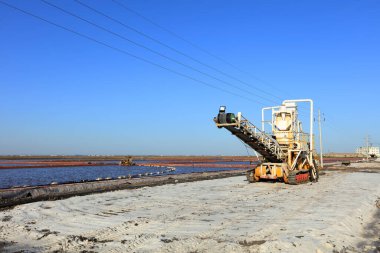 Deniz tuzu üretimi. Bir tuz fabrikasının tuz, teçhizat ve tuz stokunu tedavi etmek için makineler