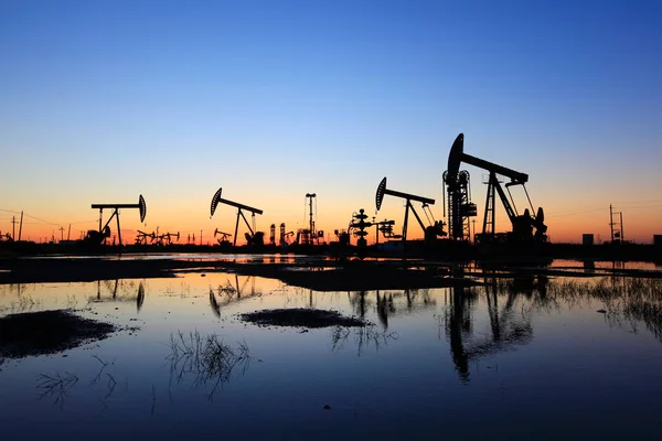 Campo Petrolífero Por Noche Bombas Aceite Están Funcionando Silueta Unidad — Foto de Stock