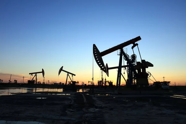 Campo Petrolífero Por Noche Bombas Aceite Están Funcionando Silueta Unidad — Foto de Stock