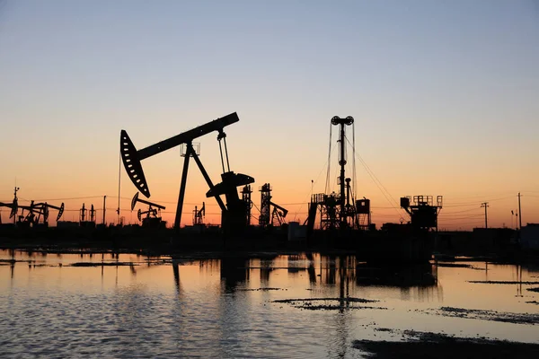 Local Campo Petróleo Noite Bombas Óleo Estão Funcionando Silhueta Unidade — Fotografia de Stock