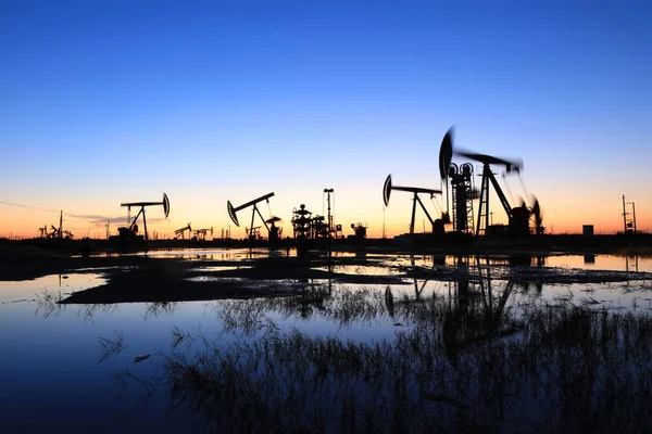 Campo Petrolífero Por Noche Bombas Aceite Están Funcionando Silueta Unidad — Foto de Stock