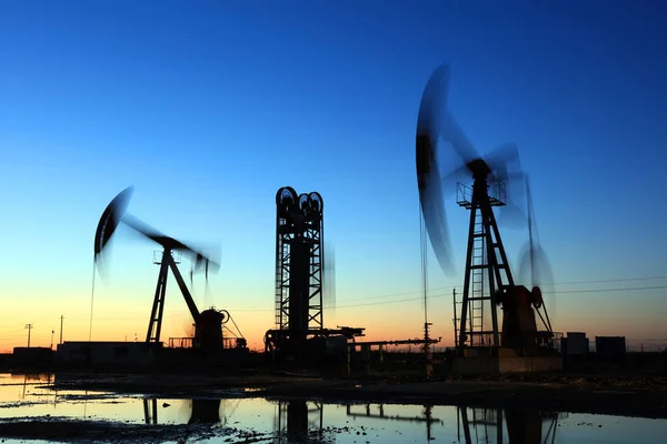 Campo Petrolífero Por Noche Bombas Aceite Están Funcionando Silueta Unidad — Foto de Stock