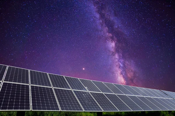 Paneles Solares Fotovoltaicos Vía Láctea Paneles Solares Fotovoltaicos Por Noche Imagen de stock