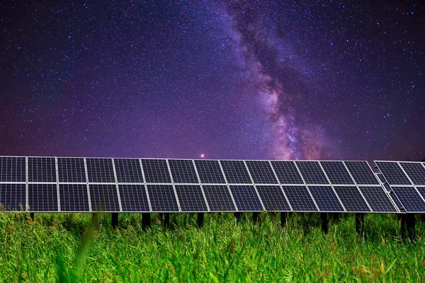 Paneles Solares Fotovoltaicos Vía Láctea Paneles Solares Fotovoltaicos Por Noche Imagen de stock