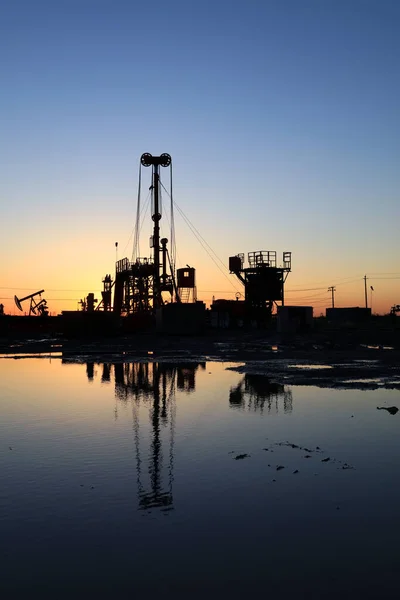 Увечері Нафтовому Родовищі Будується Силует Нафтового Насосу — стокове фото
