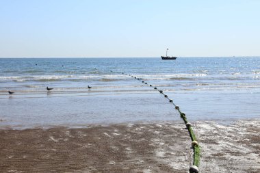 Deniz manzarası, denizdeki balık ağları.