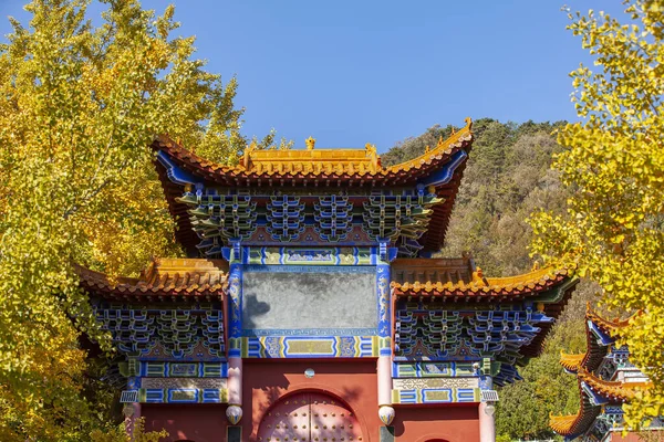 Forntida Kinesisk Arkitektur Och Ginkgo Träd Hösten Närbild Skott — Stockfoto