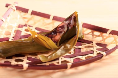 Pirinç köftesi, bambuya sarılmış glutinous Rice geleneksel Çin Yemeği Yaprakları