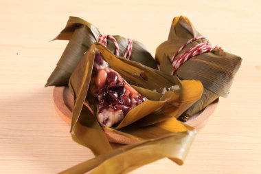 Pirinç köftesi, bambuya sarılmış glutinous Rice geleneksel Çin Yemeği Yaprakları