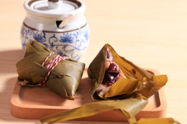 Pirinç köftesi, bambuya sarılmış glutinous Rice geleneksel Çin Yemeği Yaprakları