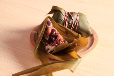 Pirinç köftesi, bambuya sarılmış glutinous Rice geleneksel Çin Yemeği Yaprakları