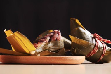 Pirinç köftesi, bambuya sarılmış glutinous Rice geleneksel Çin Yemeği Yaprakları