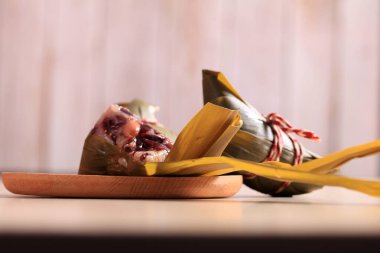 Pirinç köftesi, bambuya sarılmış glutinous Rice geleneksel Çin Yemeği Yaprakları