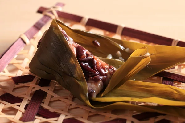 Rýžové Knedlíky Lepkavá Rýže Zabalená Listech Bambusu Tradiční Čínské Jídlo — Stock fotografie