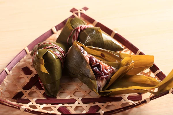 Pirinç köftesi, bambuya sarılmış glutinous Rice geleneksel Çin Yemeği Yaprakları