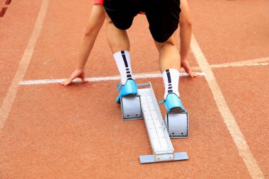 Spor karşılaşması, atlet koşusu, koşucular başlangıç çizgisinde.
