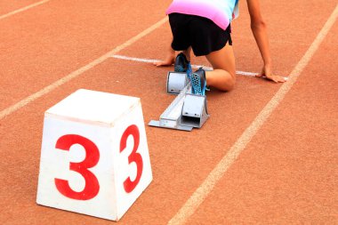 Spor karşılaşması, atlet koşusu, koşucular başlangıç çizgisinde.