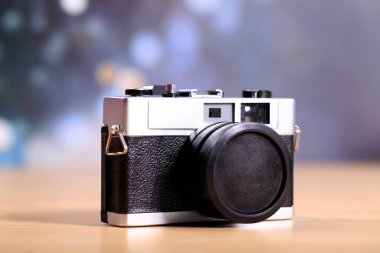 Ahşap bir masadaki geçmişe dönük kamera, yakın plan