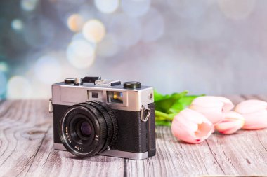 Ahşap bir masadaki geçmişe dönük kamera, yakın plan